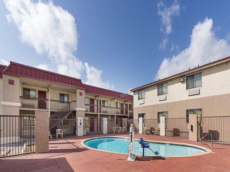 Super 8 By Wyndham New Braunfels I-35 Hotel Екстериор снимка