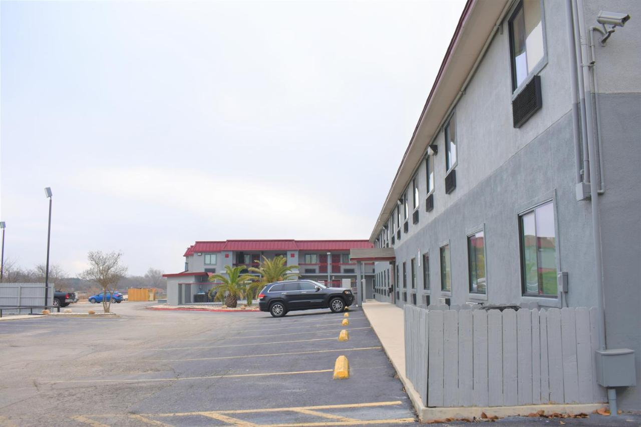 Super 8 By Wyndham New Braunfels I-35 Hotel Екстериор снимка