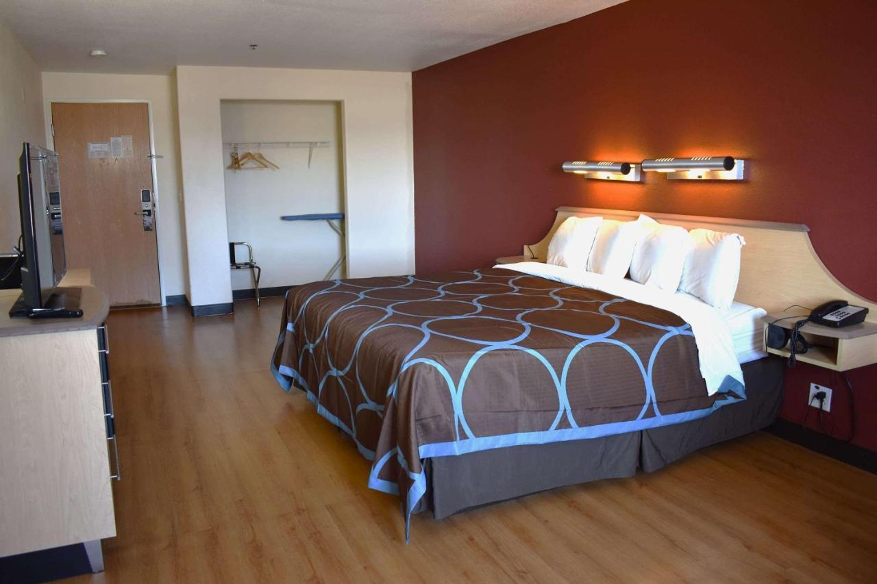 Super 8 By Wyndham New Braunfels I-35 Hotel Екстериор снимка