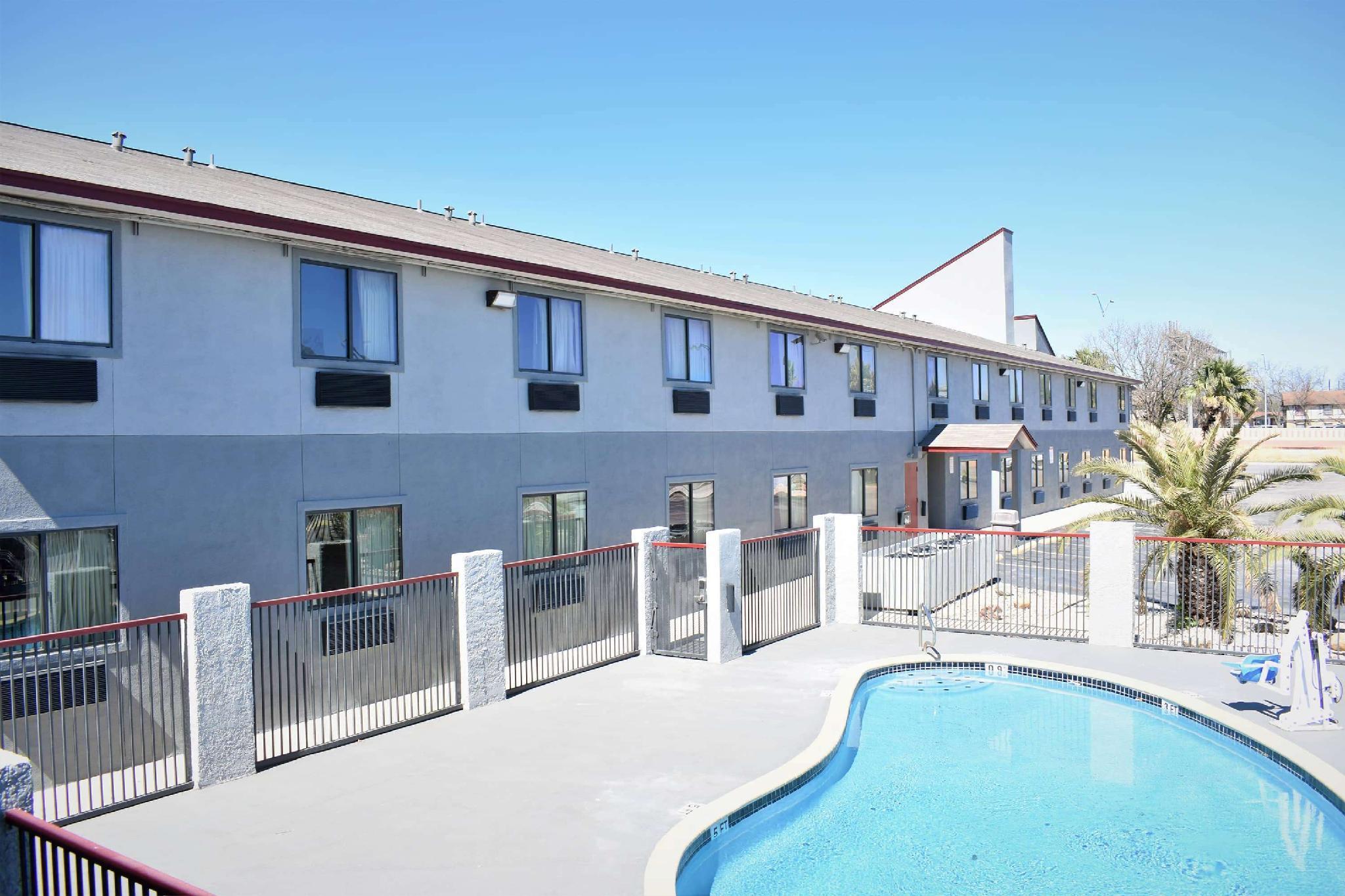 Super 8 By Wyndham New Braunfels I-35 Hotel Екстериор снимка