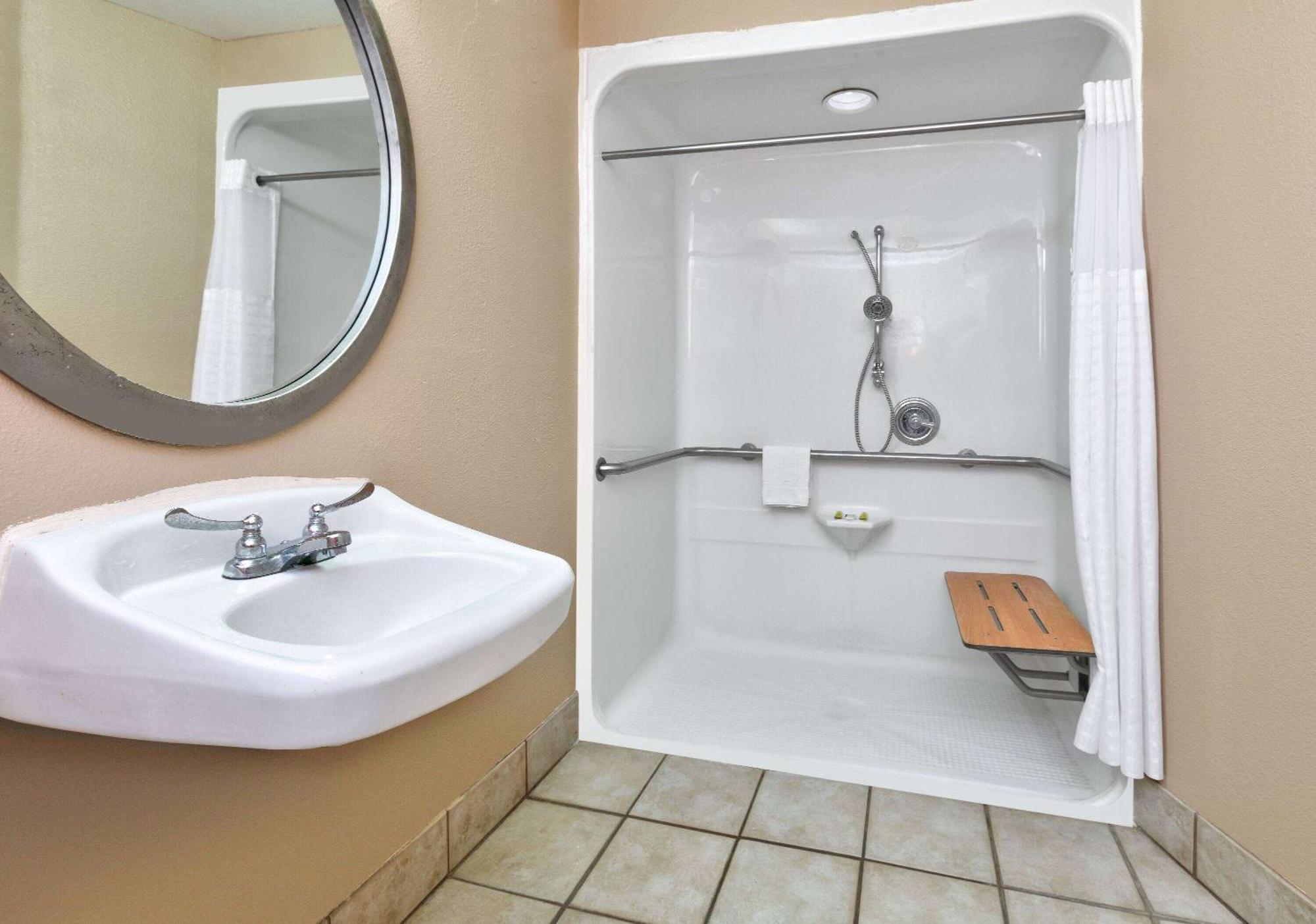 Super 8 By Wyndham New Braunfels I-35 Hotel Екстериор снимка