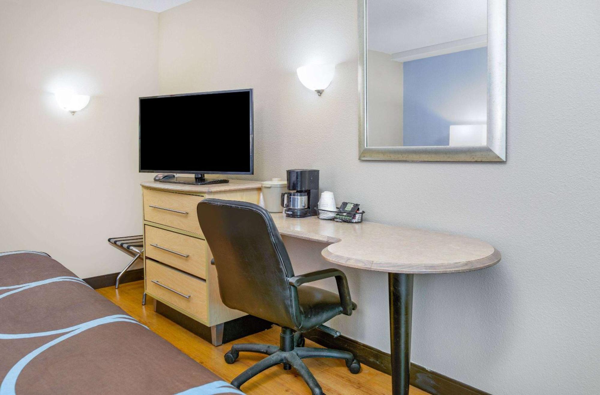 Super 8 By Wyndham New Braunfels I-35 Hotel Екстериор снимка
