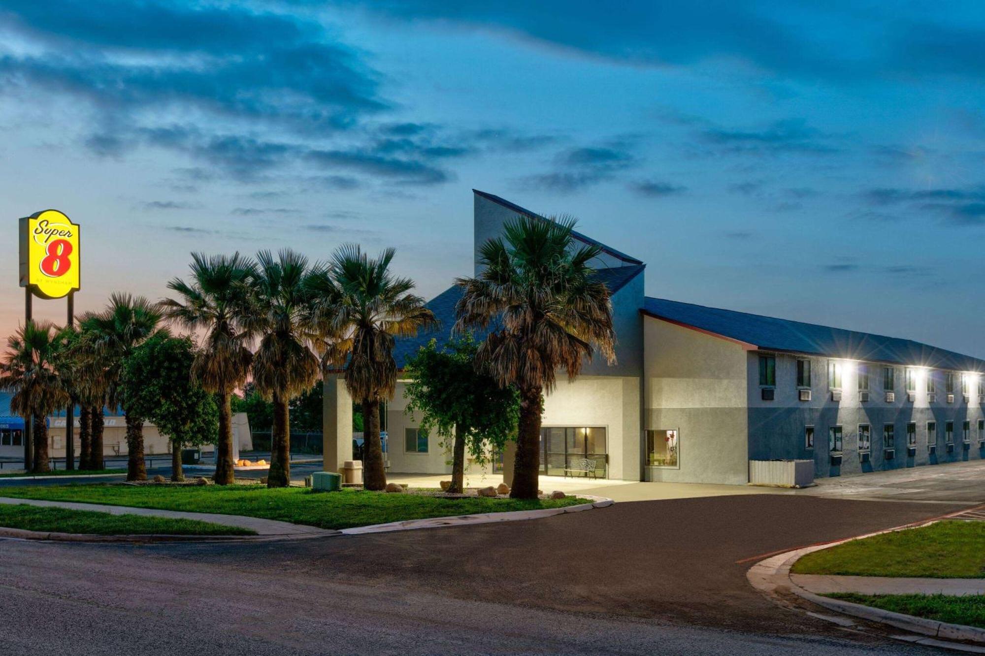 Super 8 By Wyndham New Braunfels I-35 Hotel Екстериор снимка