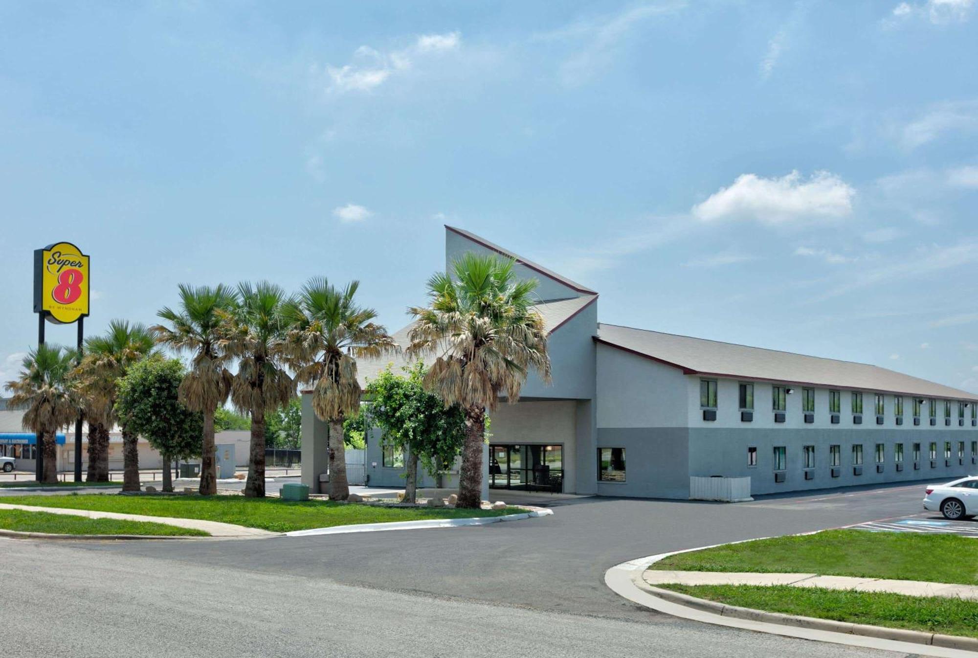 Super 8 By Wyndham New Braunfels I-35 Hotel Екстериор снимка