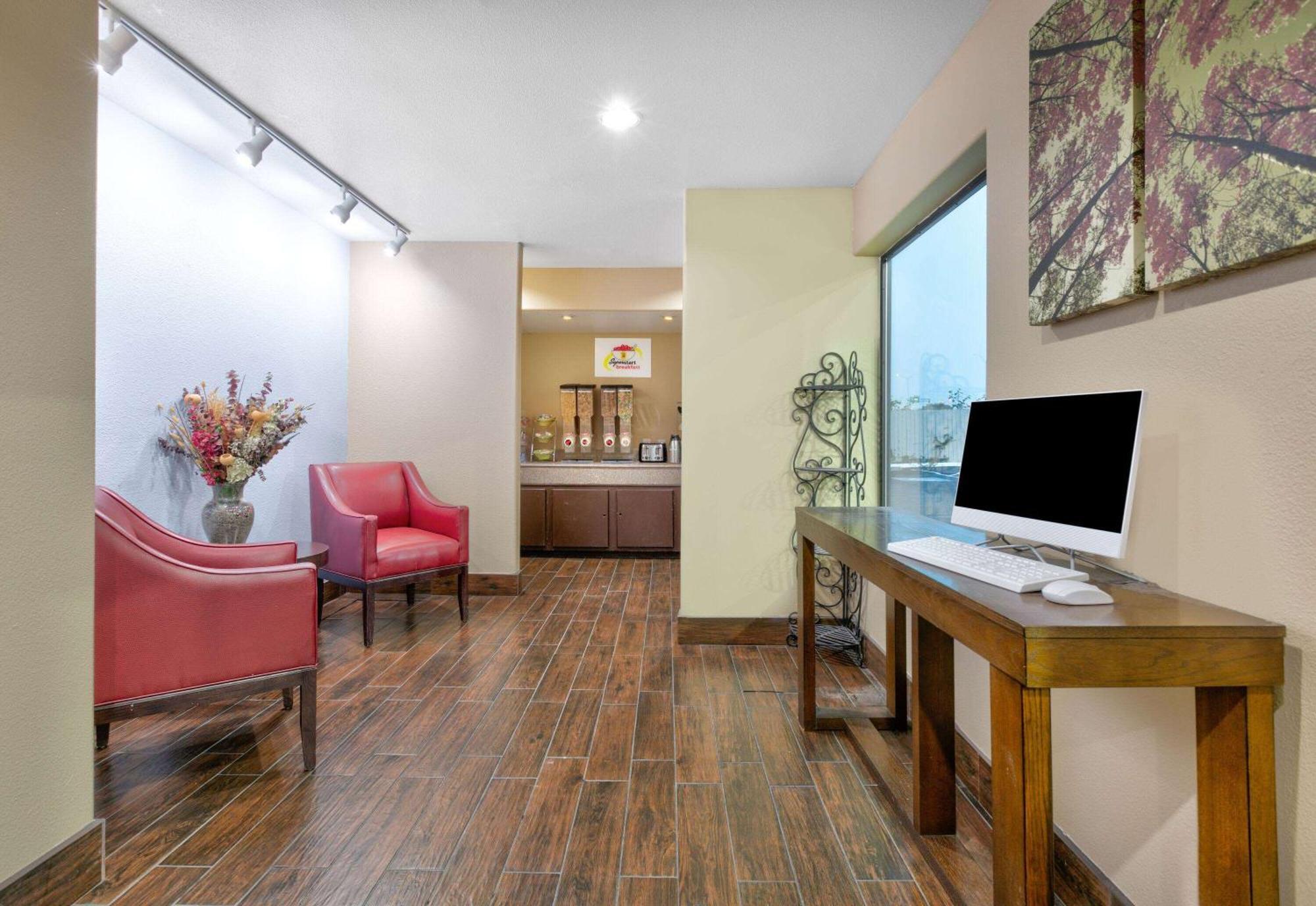 Super 8 By Wyndham New Braunfels I-35 Hotel Екстериор снимка